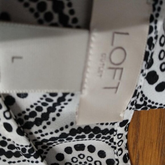 Loft Large Scoop Neck Front Flutter Sleeve Tiered Bottom Black/White Circles - Picture 4 of 10